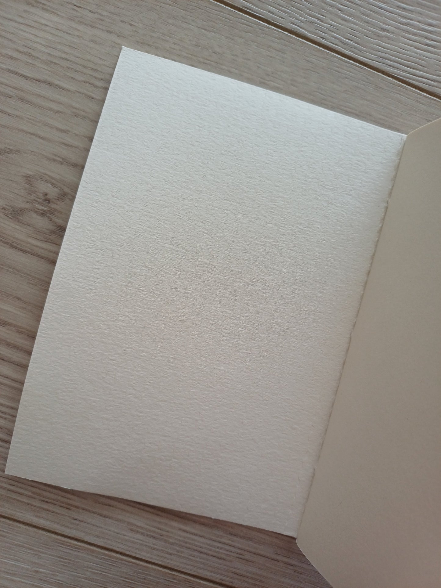 Page de garde d'un carnet artisanal au papier ivoire recyclé.