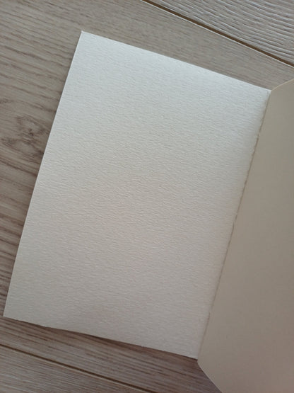 Page de garde d'un carnet artisanal au papier ivoire recyclé.