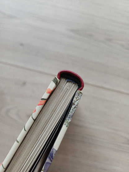 Vue sur la tranche fil d'un carnet artisanal.