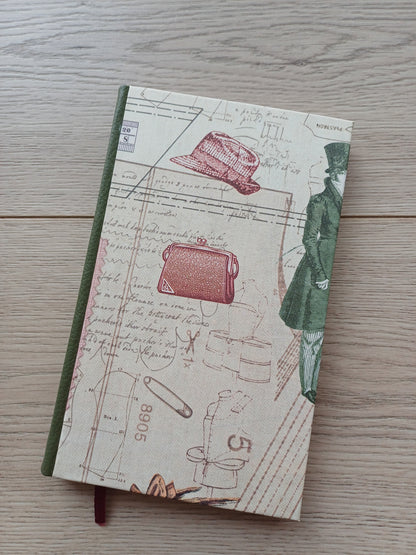 Carnet artisanal avec une couverture imprimée de motifs évoquant la couture : patrons, règles, mesures, modèles...