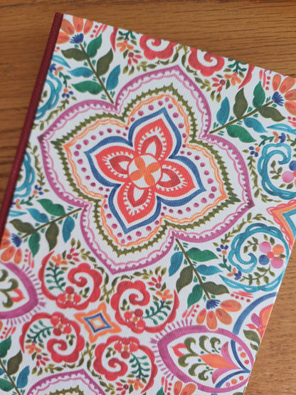 Carnet fait main avec une couverture imprimée aux motifs de carreaux de faïence colorée et un dos bordeaux.