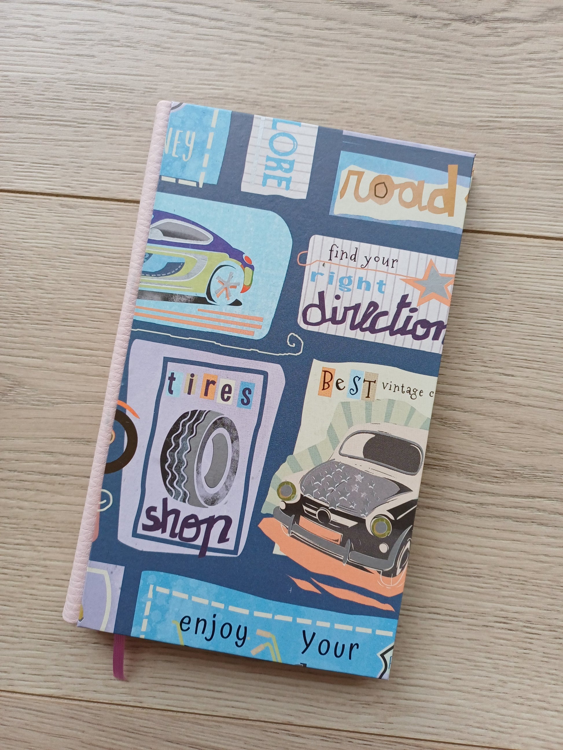 Carnet artisanal avec une couverture imprimée de dessins évoquant les roads trips et la route 66 : des voitures, des motos, des panneaux...