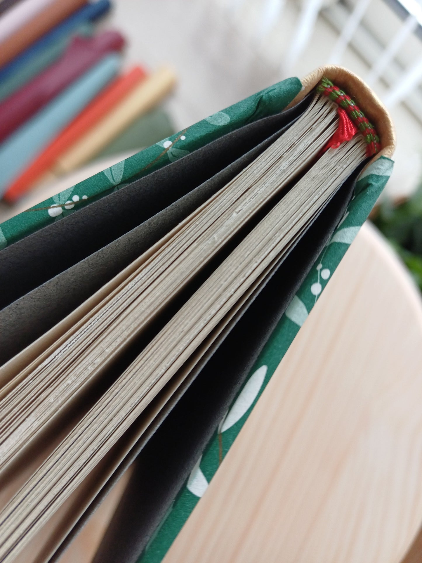 Carnet du du dessus, principalement la tranche-fil et le signet qui rentre entre les pages.