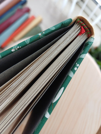 Carnet du du dessus, principalement la tranche-fil et le signet qui rentre entre les pages.