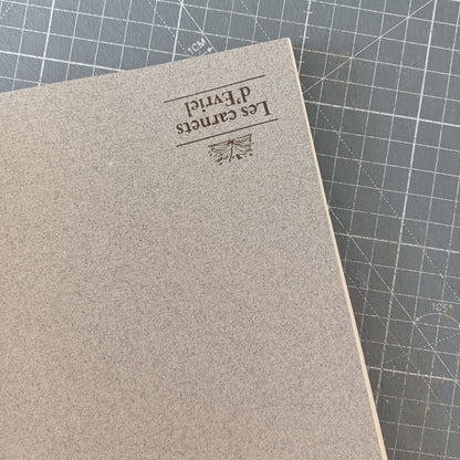 Intérieur d'un carnet artisanal montrant le tampon de la marque "Les carnets d'Evriel" marqué à l'envers.