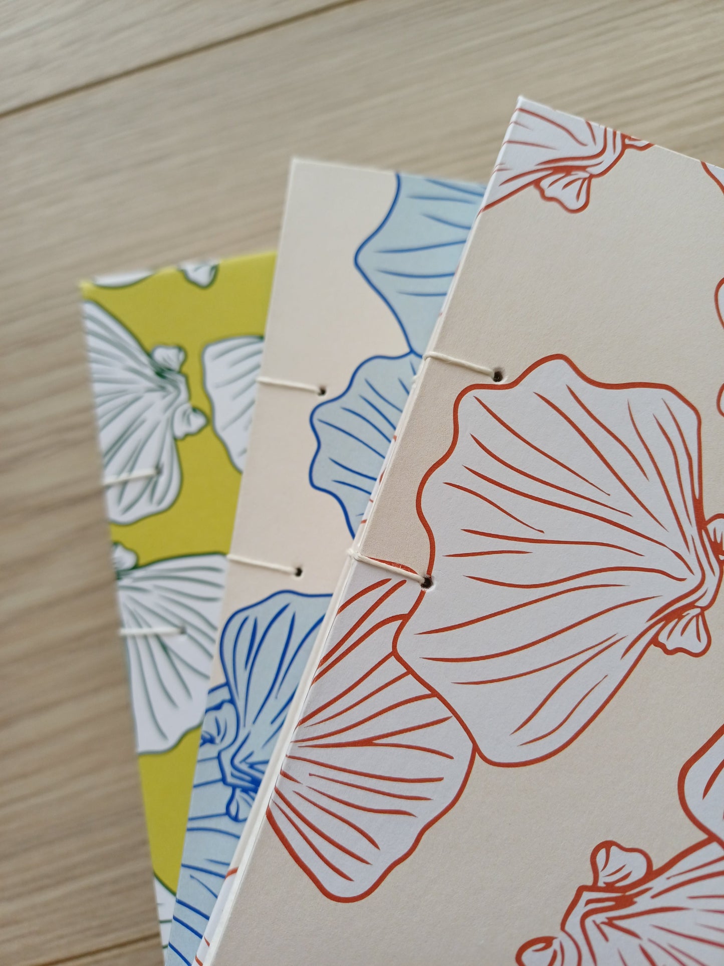 Partie de trois couvertures de carnets artisanaux pour aquarelle avec une reliure apparente