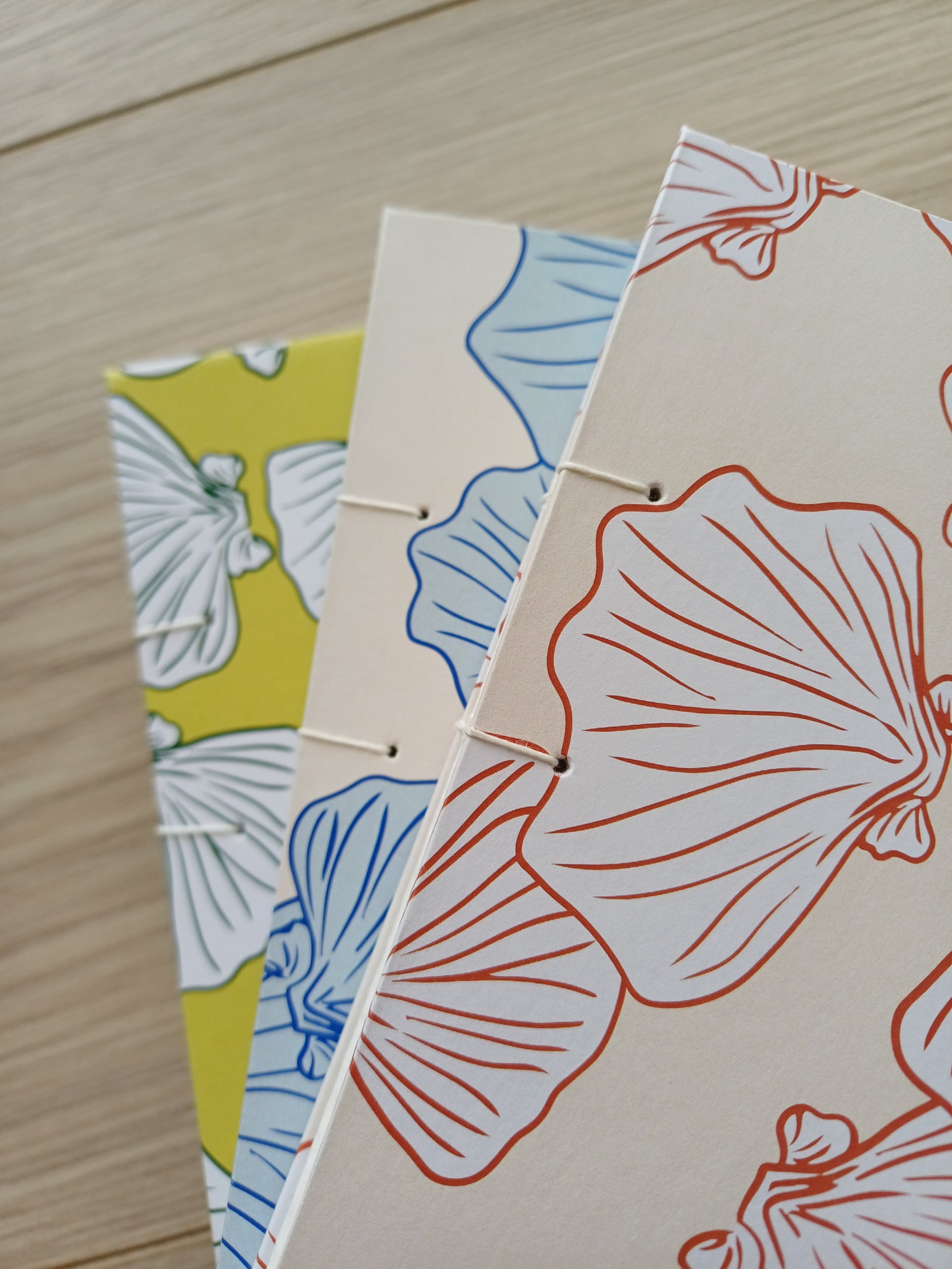 Partie de trois couvertures de carnets artisanaux pour aquarelle avec une reliure apparente
