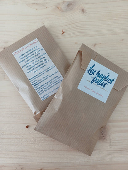 2 sachets kraft remplis d'infusion avec les étiquettes descriptives collées dessus.